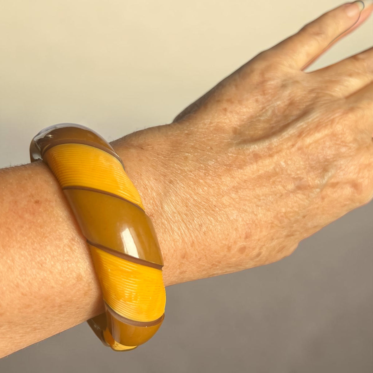 1940's Vintage Bakelite Rare Two Toned Stripe Carved Bangle Bracelet Perfect