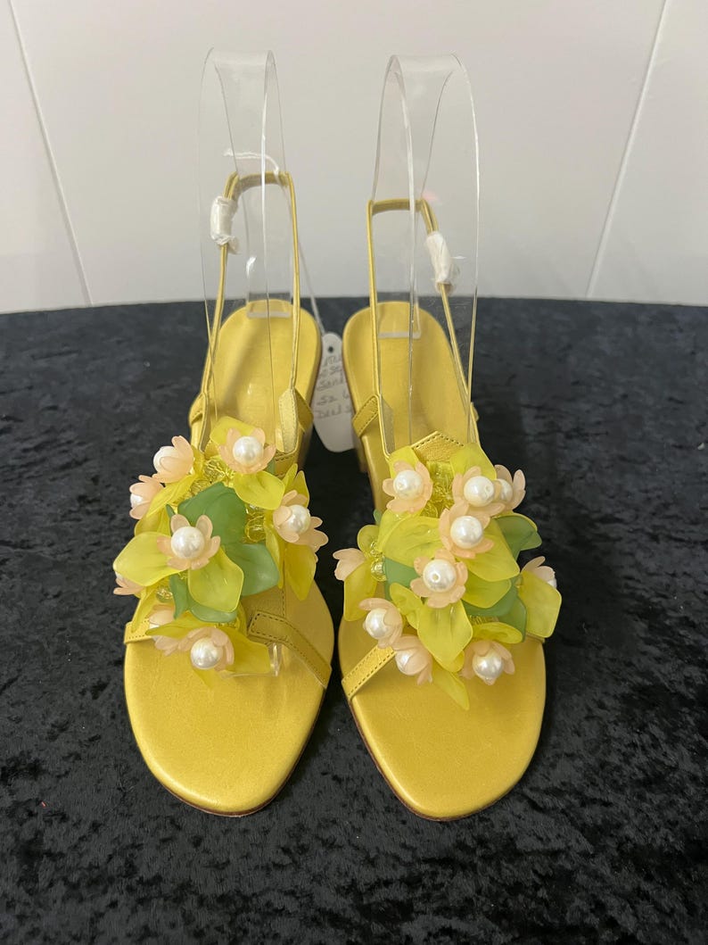 SALE!! Vintage 1960 1970 Size 6 Opened Toe Strappy Slingback Yellow Leather Sandals