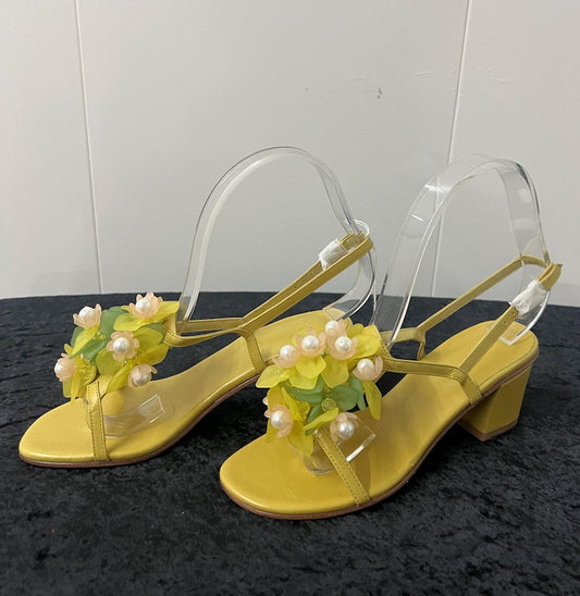 Vintage 1960 1970 Size 6 Opened Toe Strappy Slingback Yellow Leather Sandals