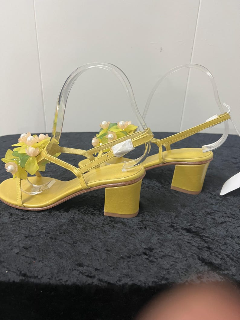 SALE!! Vintage 1960 1970 Size 6 Opened Toe Strappy Slingback Yellow Leather Sandals