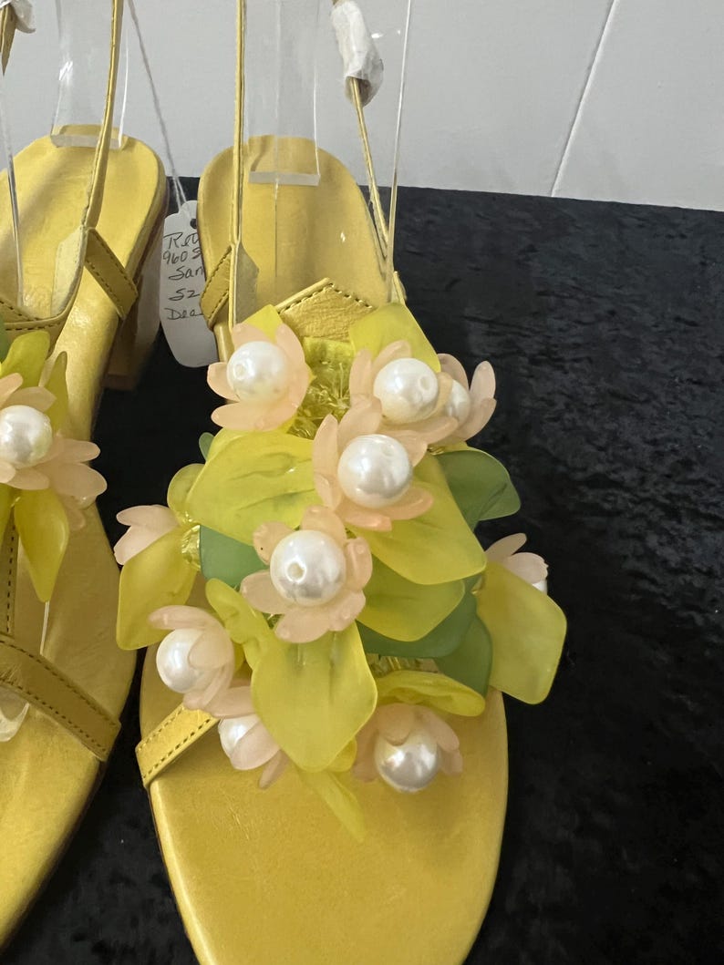 SALE!! Vintage 1960 1970 Size 6 Opened Toe Strappy Slingback Yellow Leather Sandals