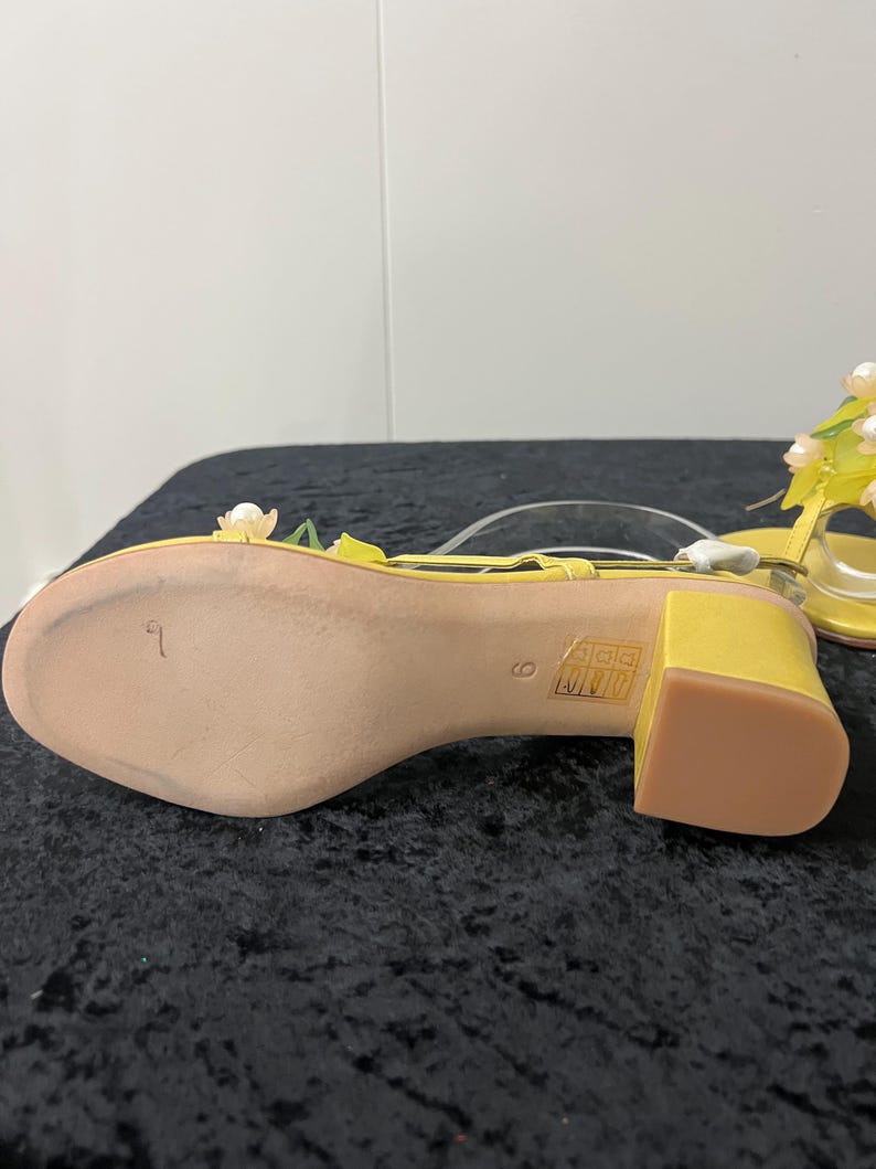 SALE!! Vintage 1960 1970 Size 6 Opened Toe Strappy Slingback Yellow Leather Sandals