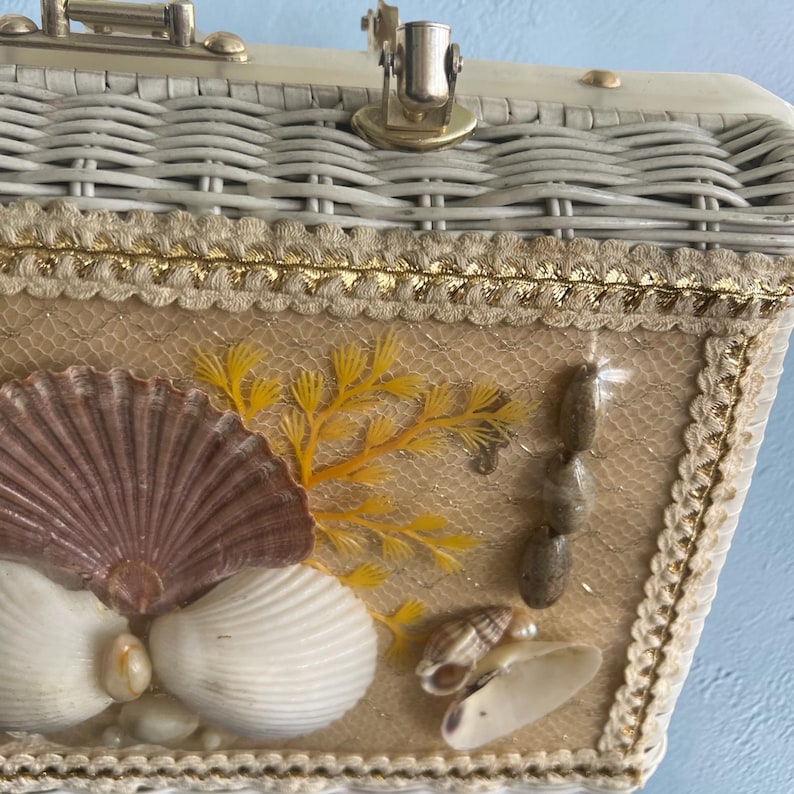 SALE!! 1960's Tropical Sea Shells on White Woven Straw & Lucite Novelty Purse So Amazing