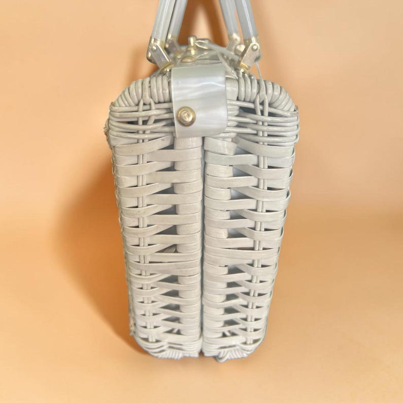 SALE!! 1960's Tropical Sea Shells on White Woven Straw & Lucite Novelty Purse So Amazing