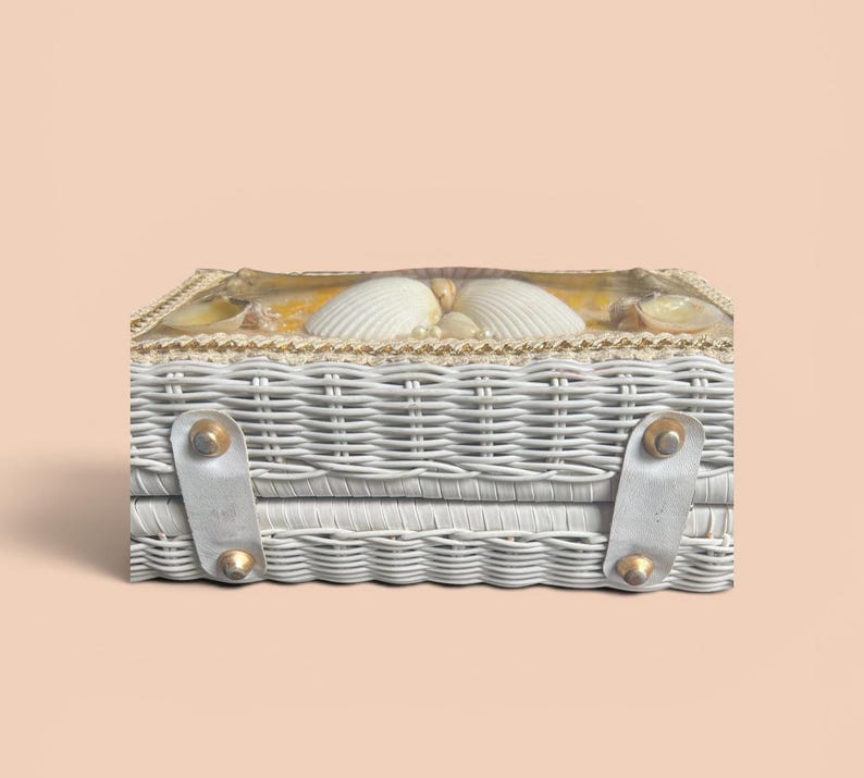 SALE!! 1960's Tropical Sea Shells on White Woven Straw & Lucite Novelty Purse So Amazing