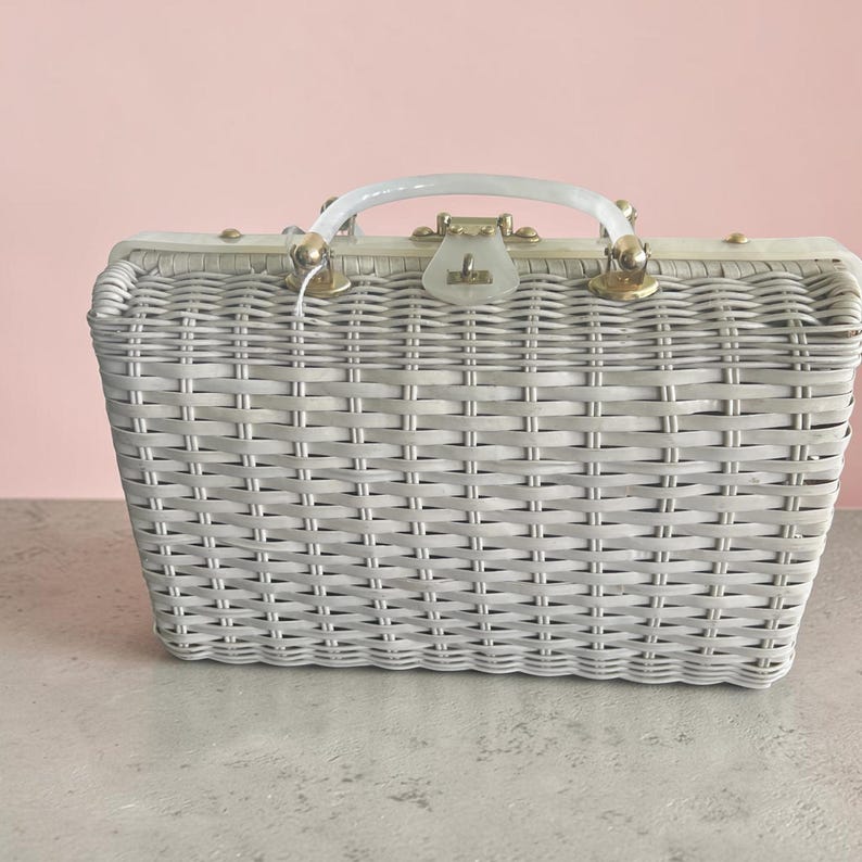 SALE!! 1960's Tropical Sea Shells on White Woven Straw & Lucite Novelty Purse So Amazing
