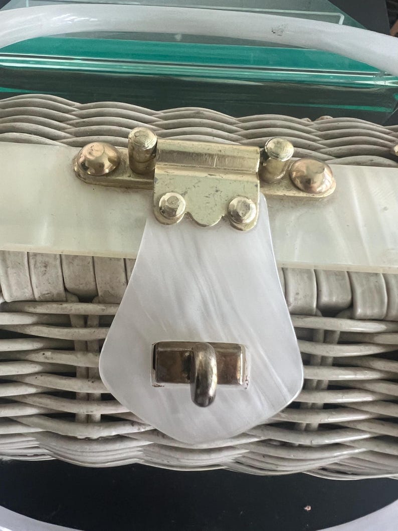 SALE!! 1960's Tropical Sea Shells on White Woven Straw & Lucite Novelty Purse So Amazing