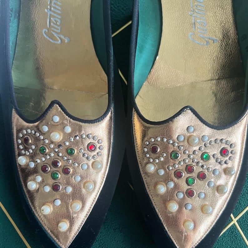 SALE!! 1960 Vintage Never Used Size 8 Deep Green Velvet Gold Accent Pointed Toe Shoes