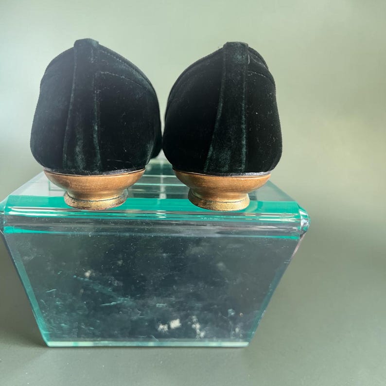 SALE!! 1960 Vintage Never Used Size 8 Deep Green Velvet Gold Accent Pointed Toe Shoes