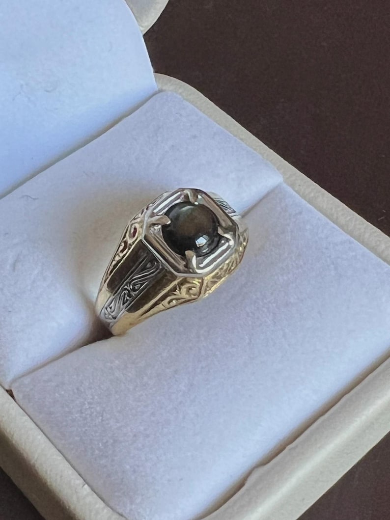 Antique Vintage 1940 Men Two Tone 18K Ring Black Star Sapphire Stone Intricate Engraving