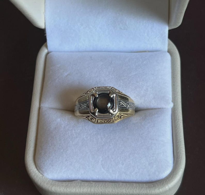 Antique Vintage 1940 Men Two Tone 18K Ring Black Star Sapphire Stone Intricate Engraving